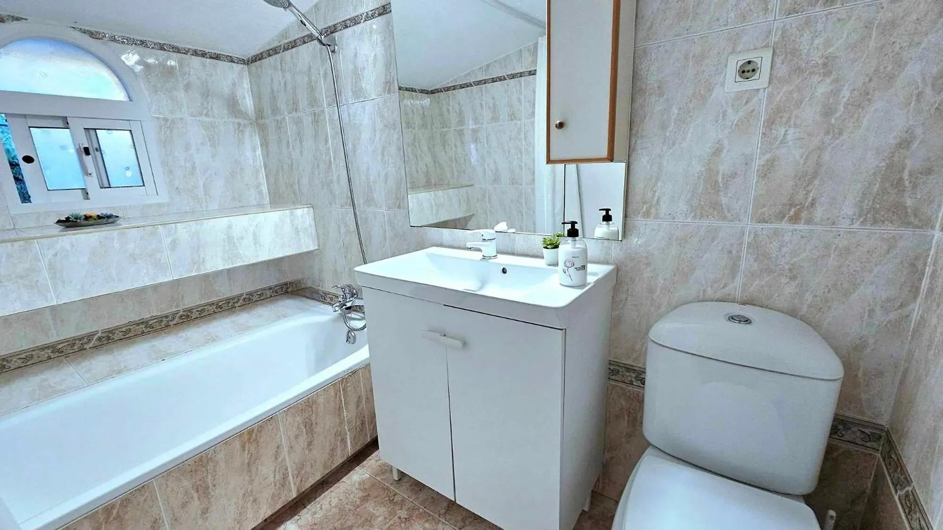 Duplex Con Bellas Vistas Al Mar, A Pasos De La Playa Estepona